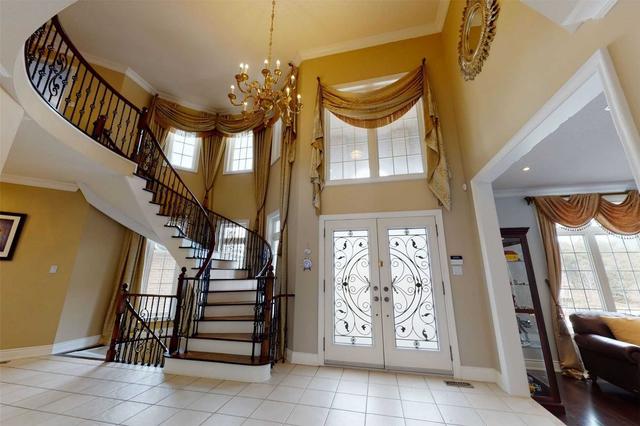 2 Pine Hills Crt, House detached with 5 bedrooms, 5 bathrooms and 28 parking in East Gwillimbury ON | Image 2