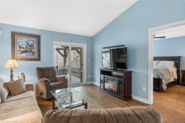 7042 Brittany Court, House semidetached with 2 bedrooms, 2 bathrooms and 3 parking in Niagara Falls ON | Image 6
