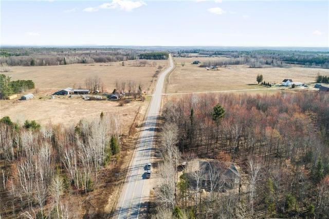 Country setting minutes to Town of Renfrew | Image 3