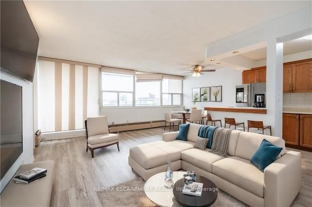 702 - 293 Mohawk Rd E, Condo with 2 bedrooms, 1 bathrooms and 1 parking in Hamilton ON | Image 3
