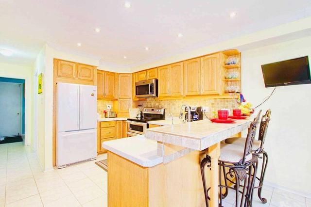 24 Hall Cres, House detached with 4 bedrooms, 4 bathrooms and 2 parking in Brampton ON | Image 9