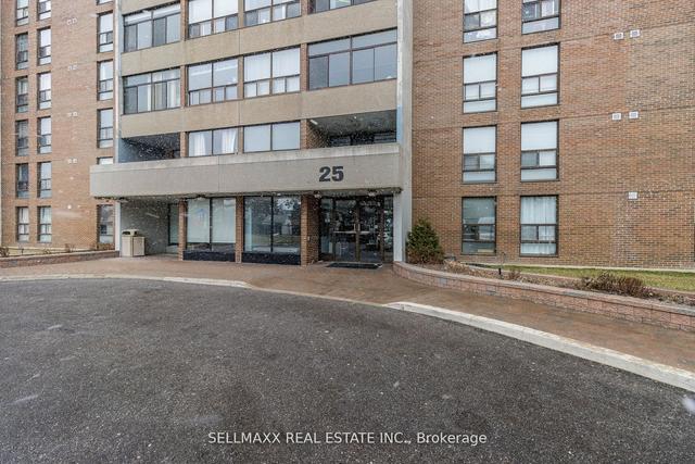 707 - 25 Kensington Rd, Condo with 3 bedrooms, 2 bathrooms and 1 parking in Brampton ON | Image 12