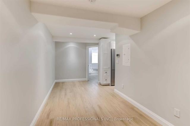 8 - 238 South Kingsway, House detached with 2 bedrooms, 1 bathrooms and 1 parking in Toronto ON | Image 8