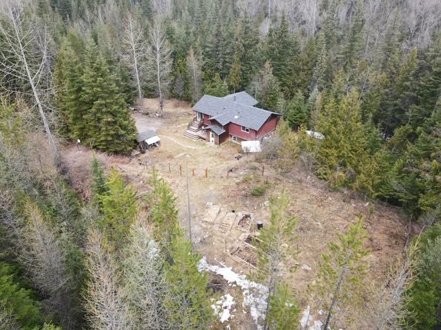 6652 Zeeben Road, House detached with 4 bedrooms, 2 bathrooms and null parking in Central Kootenay G BC | Image 2