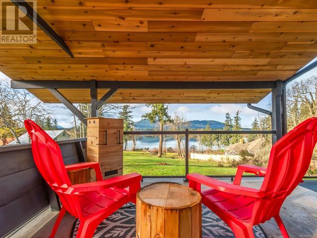 1743 Maple Bay Rd, House detached with 4 bedrooms, 2 bathrooms and 4 parking in North Cowichan BC | Image 3