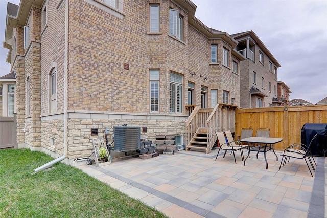 3059 Max Khan Blvd, House semidetached with 4 bedrooms, 3 bathrooms and 3 parking in Oakville ON | Image 12