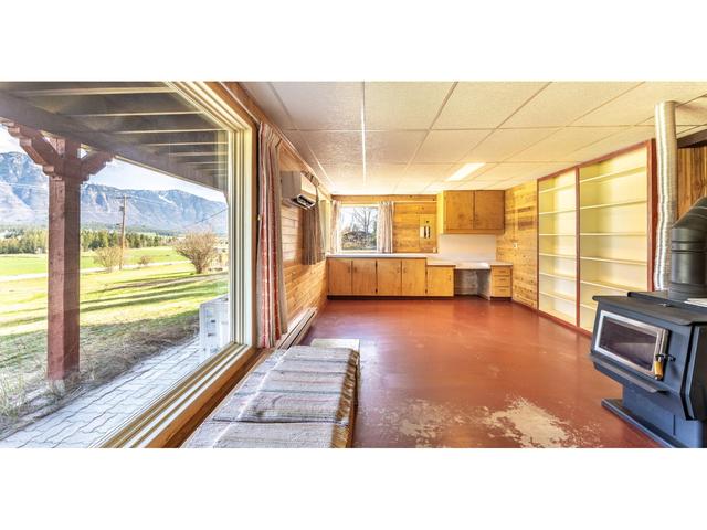 3481 Crestview Road, House detached with 2 bedrooms, 2 bathrooms and null parking in Central Kootenay B BC | Image 27