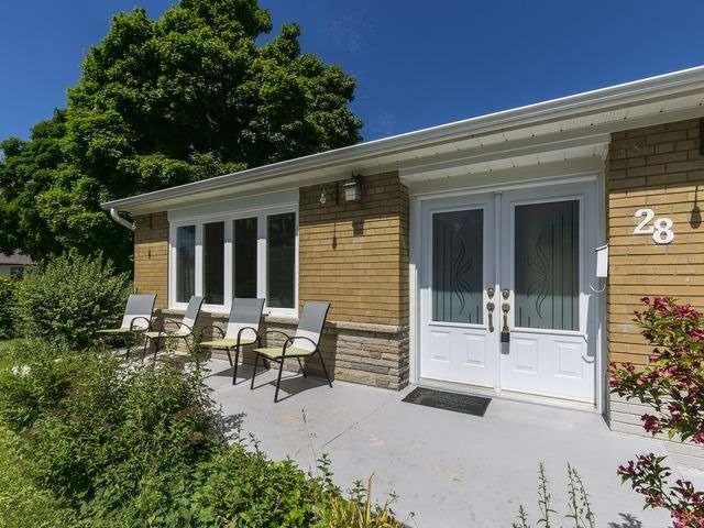 28 Hadrina St, House detached with 3 bedrooms, 1 bathrooms and 5 parking in Brampton ON | Image 2