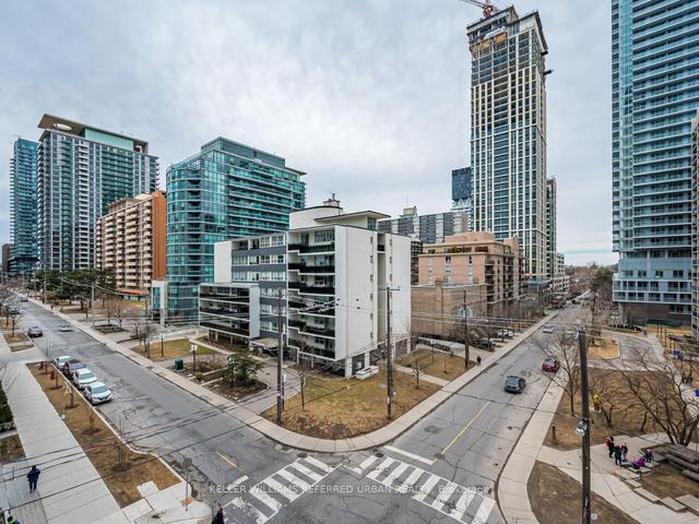 403 - 185 Roehampton Ave, Condo with 2 bedrooms, 2 bathrooms and 0 parking in Toronto ON | Image 11