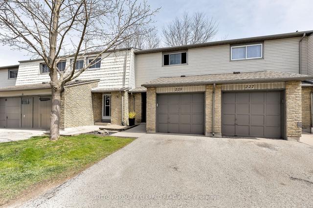225 Deveron Cres, Townhouse with 3 bedrooms, 2 bathrooms and 2 parking in London ON | Image 29