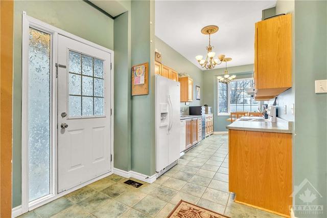 2070 Avenue P Avenue, Townhouse with 3 bedrooms, 2 bathrooms and 3 parking in Ottawa ON | Image 4