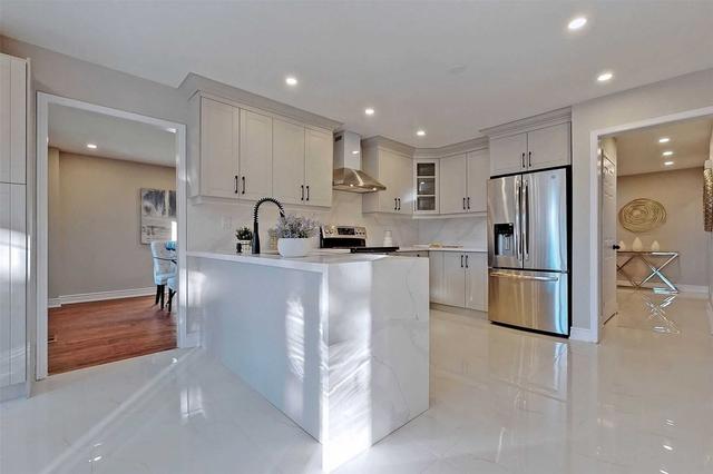 3494 Loyalist Dr, House detached with 4 bedrooms, 4 bathrooms and 6 parking in Mississauga ON | Image 2