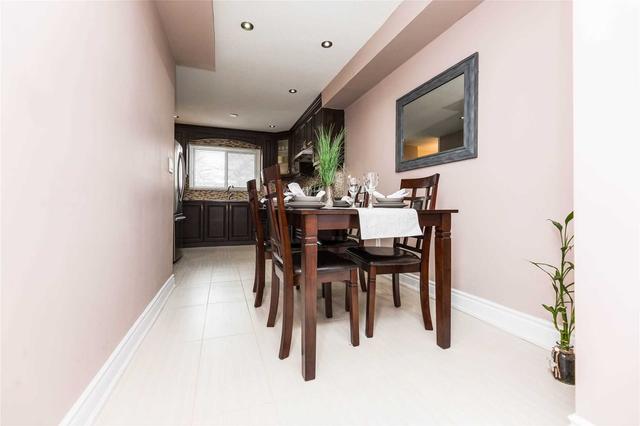 100 Carleton Pl, Townhouse with 3 bedrooms, 2 bathrooms and 2 parking in Brampton ON | Image 5