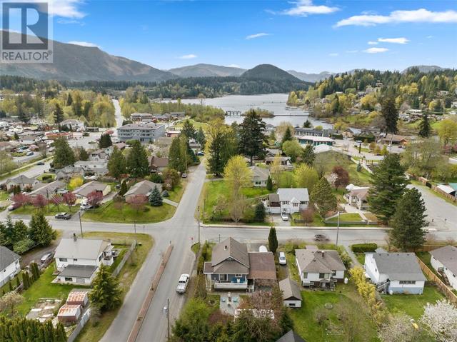 33 Coronation St, House detached with 3 bedrooms, 2 bathrooms and 2 parking in Lake Cowichan BC | Image 4