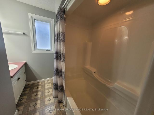 a - 27 Metcalfe St, House detached with 2 bedrooms, 1 bathrooms and 6 parking in Quinte West ON | Image 6