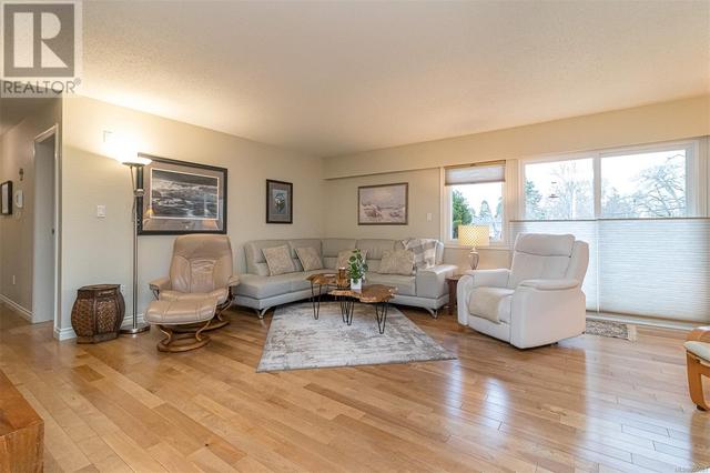 202 - 2340 Oak Bay Ave, Condo with 3 bedrooms, 2 bathrooms and 1 parking in Oak Bay BC | Image 4