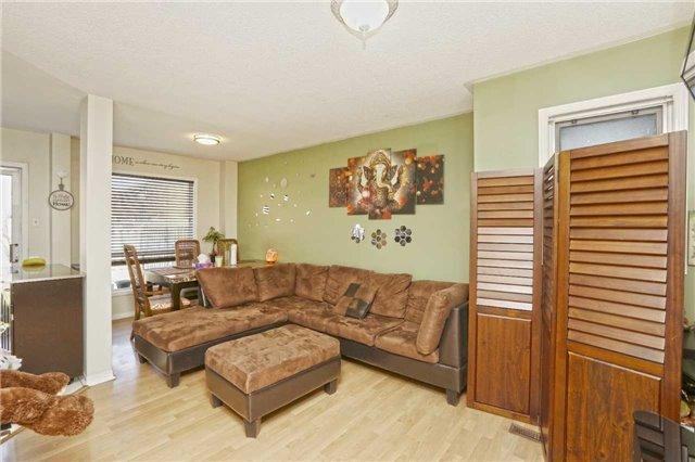 26 Goldenlight Circ, Townhouse with 3 bedrooms, 3 bathrooms and 2 parking in Brampton ON | Image 3