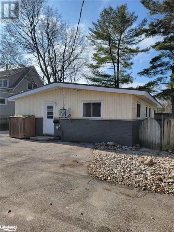 381 Mississaga Street W, House detached with 3 bedrooms, 2 bathrooms and 2 parking in Orillia ON | Image 4