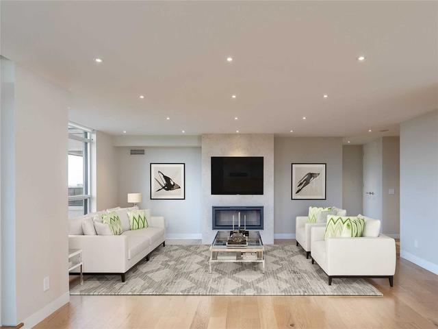 1201 - 38 Avoca Ave, Condo with 2 bedrooms, 2 bathrooms and 1 parking in Toronto ON | Image 19