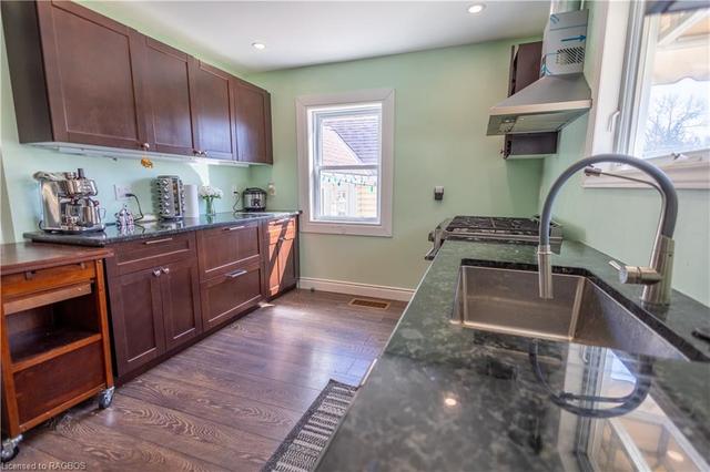 443 14th Avenue, House detached with 2 bedrooms, 1 bathrooms and 3 parking in Hanover ON | Image 2