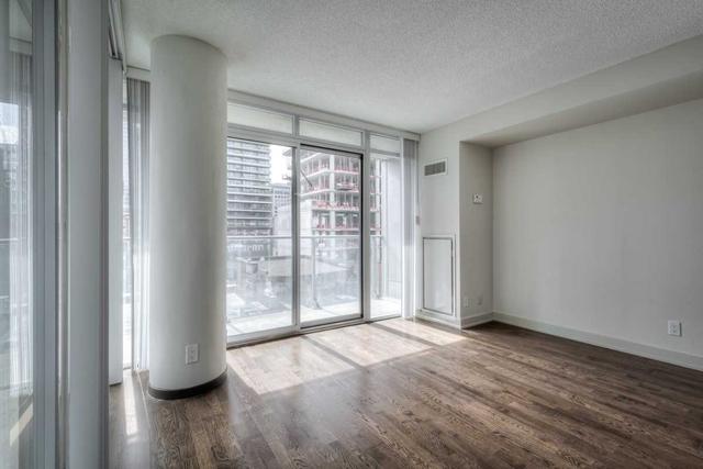 626 - 21 Nelson St, Condo with 1 bedrooms, 1 bathrooms and 0 parking in Toronto ON | Image 2