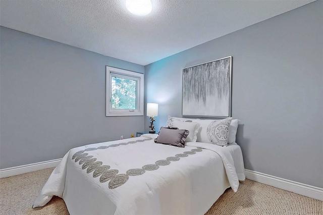 104 Hawkshead Cres, House attached with 3 bedrooms, 3 bathrooms and 3 parking in Toronto ON | Image 15