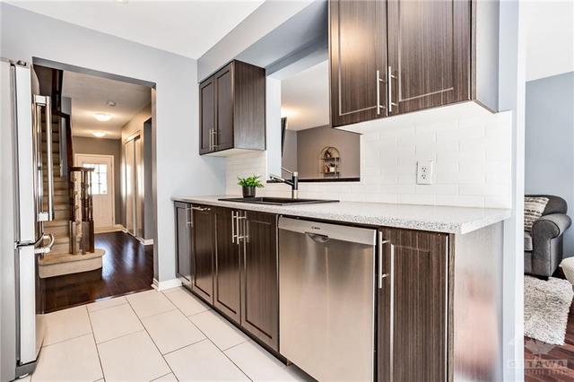102 Patriot Place, Townhouse with 3 bedrooms, 3 bathrooms and 4 parking in Ottawa ON | Image 9