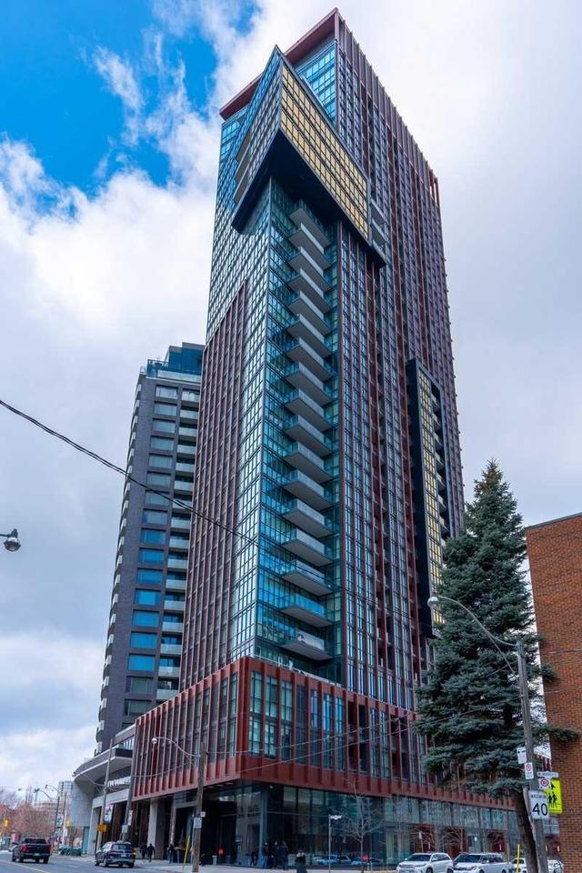 1306 - 32 Davenport Rd, Condo with 2 bedrooms, 2 bathrooms and 1 parking in Toronto ON | Image 1