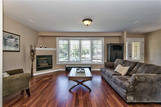 1075 Robarts Rd, House detached with 3 bedrooms, 2 bathrooms and 2 parking in Oakville ON | Image 2