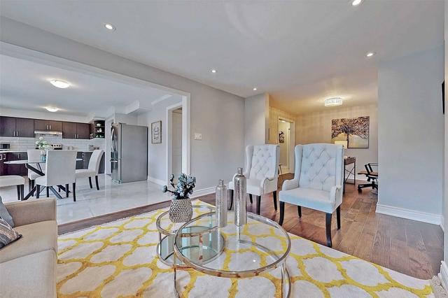 81 Pine Bough Manr, House detached with 5 bedrooms, 4 bathrooms and 6 parking in Richmond Hill ON | Image 4