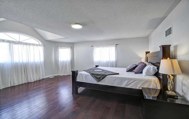 30 National Cres W, House detached with 3 bedrooms, 4 bathrooms and 4 parking in Brampton ON | Image 16