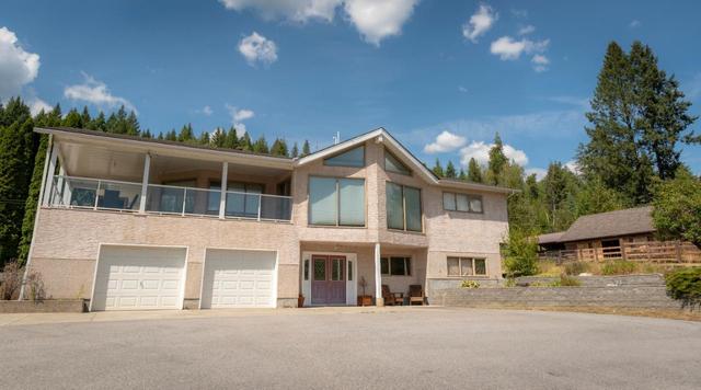 1609 Highway 3b, House detached with 4 bedrooms, 3 bathrooms and 10 parking in Fruitvale BC | Image 2