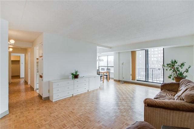 404 - 1 Innismore Cres, Condo with 2 bedrooms, 2 bathrooms and 1 parking in Toronto ON | Image 3