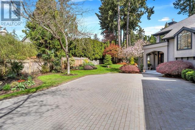 4533 Pheasantwood Terr, House detached with 3 bedrooms, 3 bathrooms and 6 parking in Saanich BC | Image 6