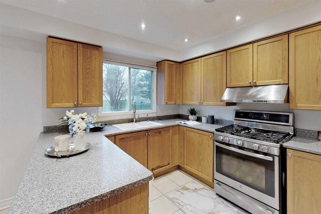 14 Beck Dr, House detached with 4 bedrooms, 5 bathrooms and 5 parking in Markham ON | Image 2