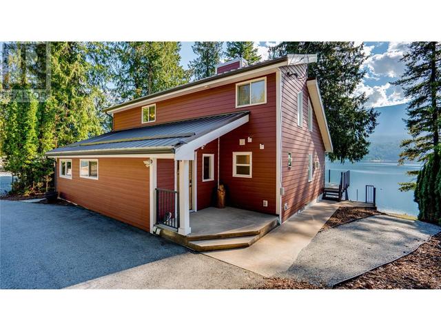 339 Coach Road, House detached with 3 bedrooms, 3 bathrooms and 8 parking in Sicamous BC | Image 3