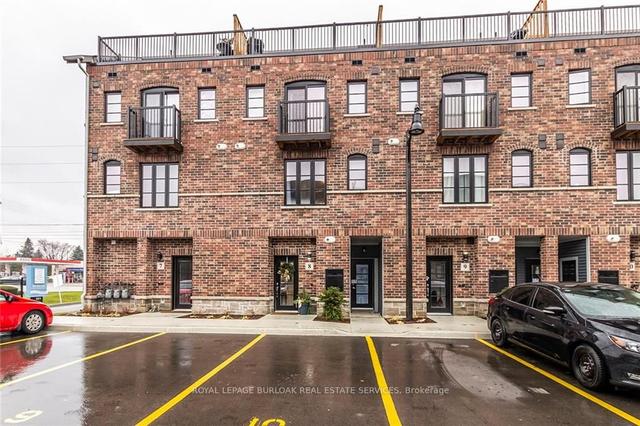 8 - 219 Dundas St E, Townhouse with 2 bedrooms, 3 bathrooms and 1 parking in Hamilton ON | Image 1