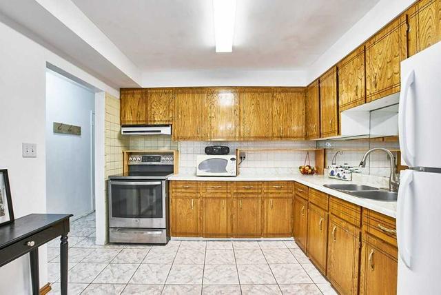 74 Halsey Ave, House attached with 3 bedrooms, 2 bathrooms and 3 parking in Toronto ON | Image 40