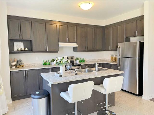 91 Decast Cres, House attached with 3 bedrooms, 3 bathrooms and 2 parking in Markham ON | Image 3