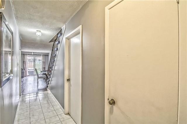 88 Dawson Cres, Townhouse with 3 bedrooms, 2 bathrooms and 2 parking in Brampton ON | Image 5