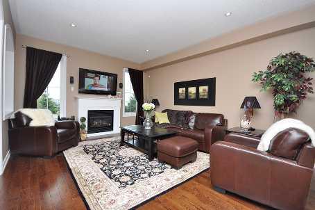 81 Woodbine Pl, House detached with 4 bedrooms, 3 bathrooms and 4 parking in Oshawa ON | Image 3