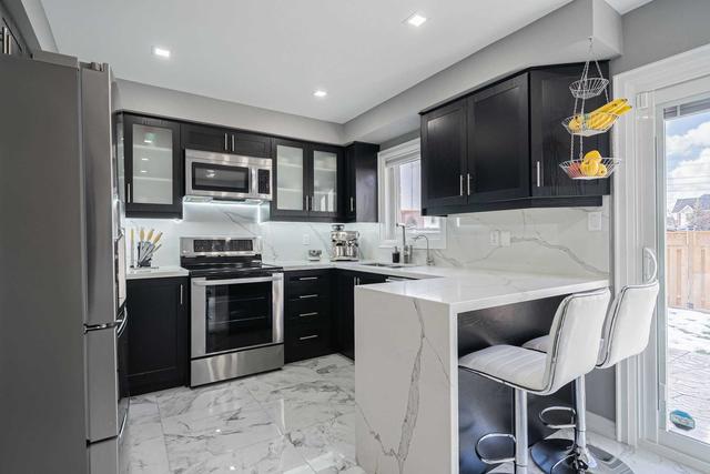 2825 Westbury Crt, House semidetached with 4 bedrooms, 4 bathrooms and 5 parking in Mississauga ON | Image 3