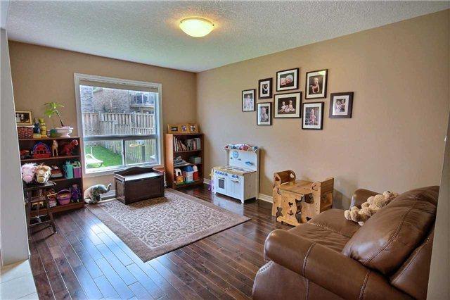 104 Oakes Cres, House detached with 3 bedrooms, 3 bathrooms and 4 parking in Guelph ON | Image 3