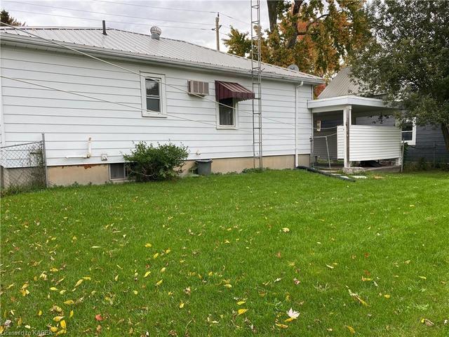 88 Thomas Street W, House detached with 2 bedrooms, 1 bathrooms and 4 parking in Greater Napanee ON | Image 2