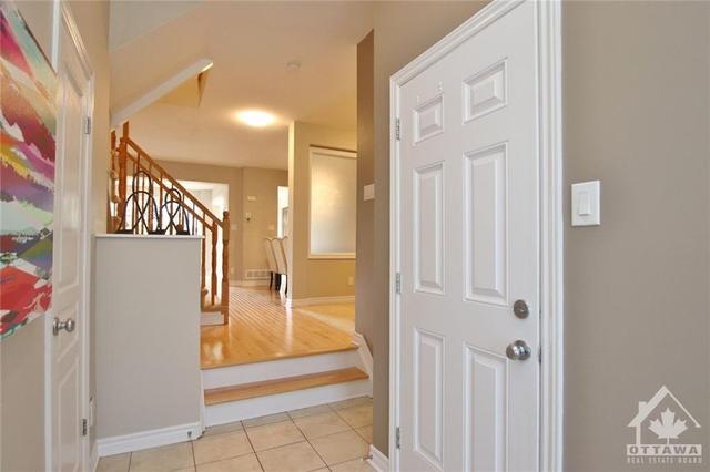1132 Tischart Crescent, Townhouse with 3 bedrooms, 3 bathrooms and 3 parking in Ottawa ON | Image 3