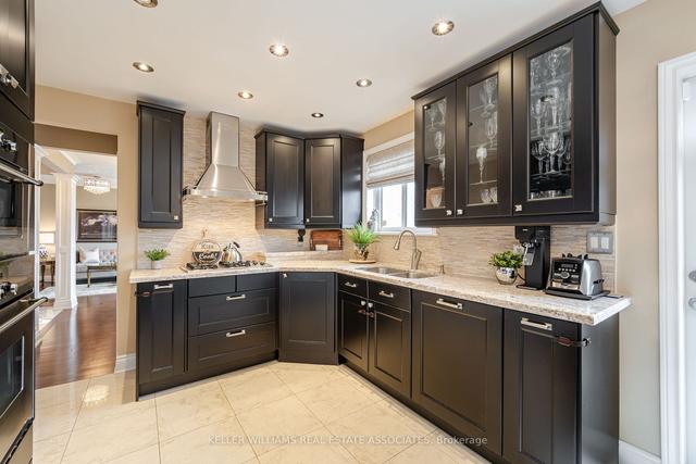 7 Atwood Pl, House detached with 3 bedrooms, 2 bathrooms and 5 parking in Toronto ON | Image 3