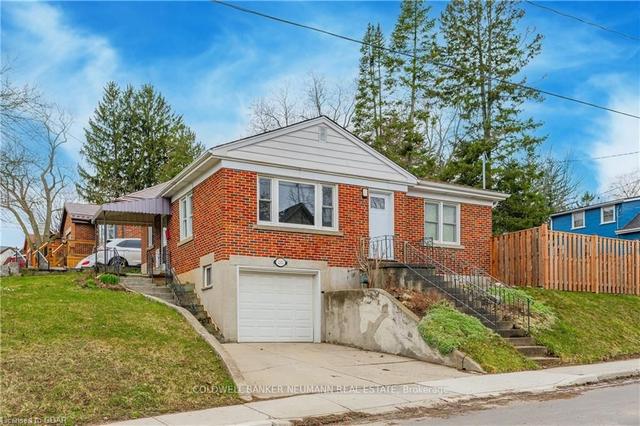 212 Kathleen St, House detached with 2 bedrooms, 2 bathrooms and 2 parking in Guelph ON | Image 1