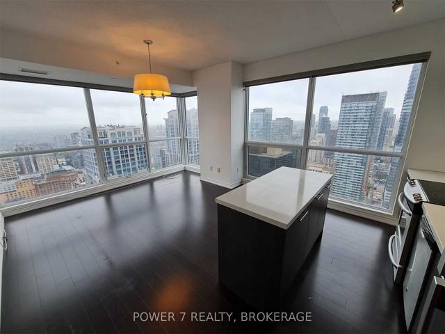 4715 - 386 Yonge St, Condo with 2 bedrooms, 2 bathrooms and 1 parking in Toronto ON | Image 6