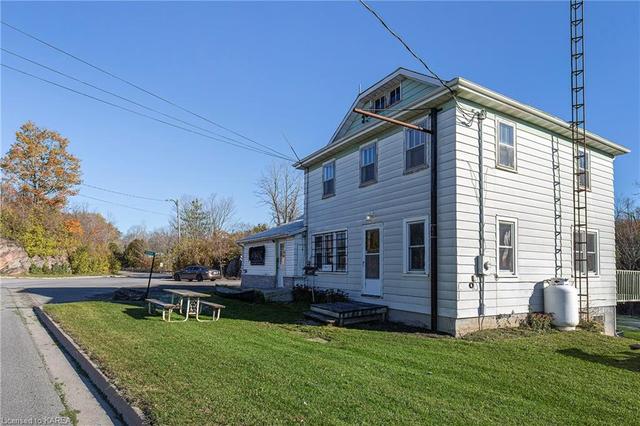 5504 Perth Road Crescent, House detached with 5 bedrooms, 1 bathrooms and 10 parking in South Frontenac ON | Image 1