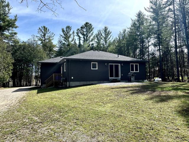 2381 Portage Rd, House detached with 2 bedrooms, 2 bathrooms and 8 parking in Kawartha Lakes ON | Image 27